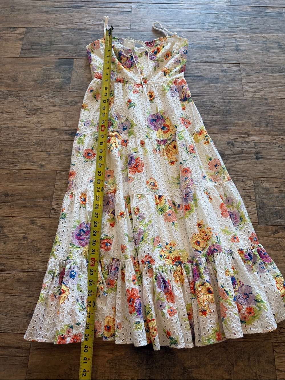 WAYF white midi dress with a colorful floral pattern and tiered skirt. - Picture 8 of 10